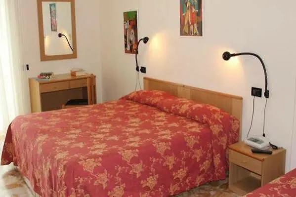 Отель Garden 3*